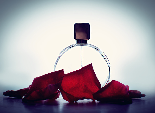 parfum en roze bloemen - Foto, afbeelding
