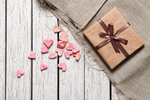 Küçük kalpler yığını ile hediye kutusu - Fotoğraf, Görsel