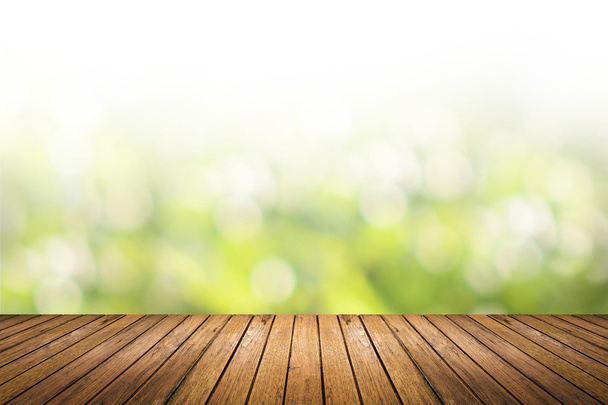 suelo de madera con la naturaleza verde fondo borroso
 - Foto, Imagen
