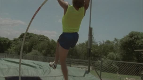 A man executes a pole vault - Materiał filmowy, wideo