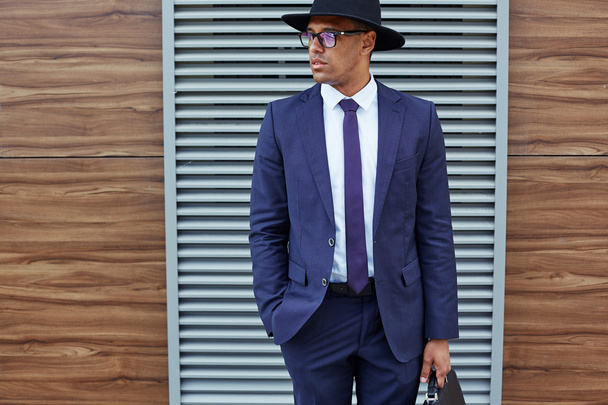 hombre de negocios con traje, sombrero y gafas
 - Foto, Imagen