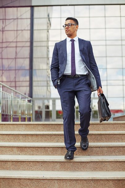 άνθρωπος στο formalwear με τα πόδια από τις σκάλες - Φωτογραφία, εικόνα