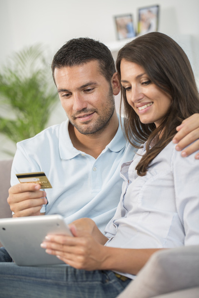 пара використовує кредитну картку для покупки в Інтернеті
 - Фото, зображення
