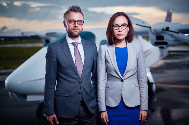 businesspeople in formalwear  in airport - Zdjęcie, obraz
