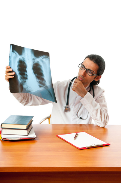 Arzt schaut sich Röntgenbild an - Foto, Bild