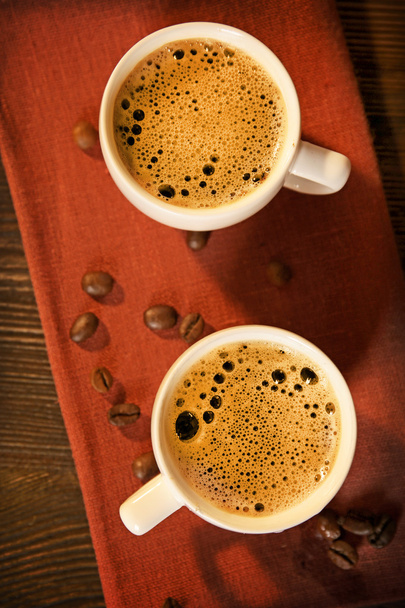 kopjes koffie op servet op tafel close-up - Foto, afbeelding