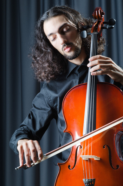 Hombre tocando el violonchelo
 - Foto, imagen
