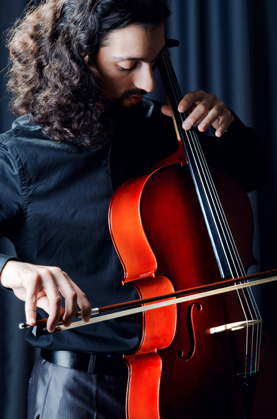 Joueur de violoncelle pendant la représentation
 - Photo, image