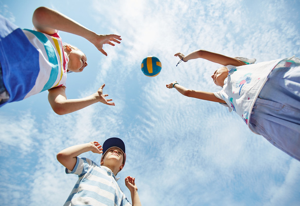 Kinder spielen Volleyball - Foto, Bild