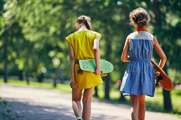 little girls with skateboards - Fotó, kép