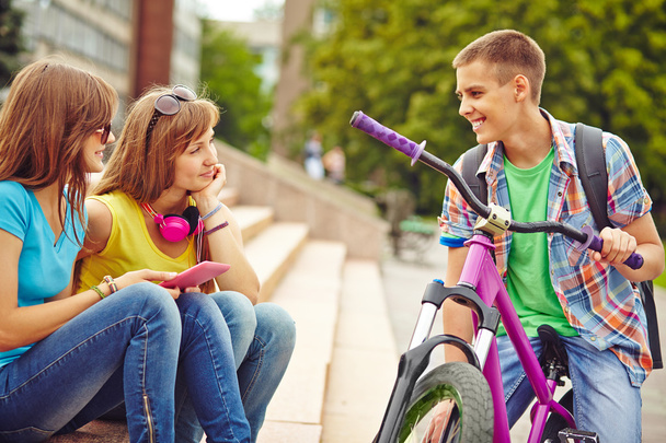 Çocuk arkadaşlarıyla konuşurken bisiklet üzerinde - Fotoğraf, Görsel