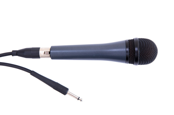 zwarte microfoon met snoer geïsoleerd op wit - Foto, afbeelding