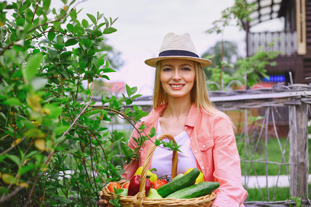 Жінка тримає кошик з овочами
 - Фото, зображення