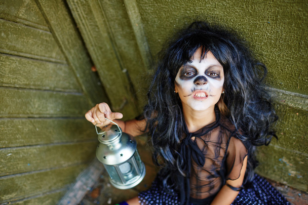 Halloween meisje in pruik houden lantaarn - Foto, afbeelding