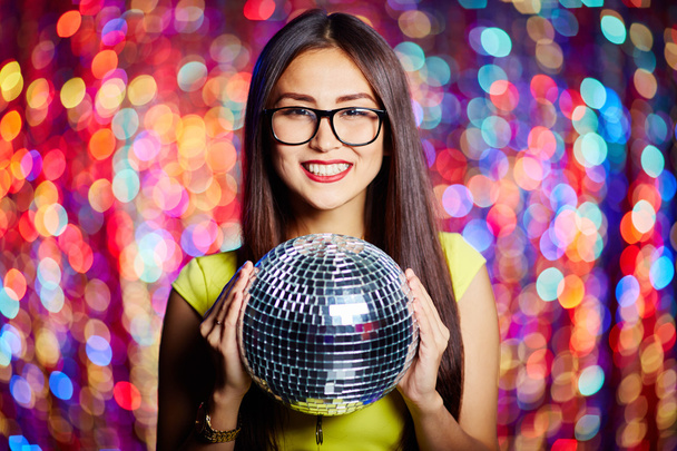 Posh meisje met disco bal - Foto, afbeelding