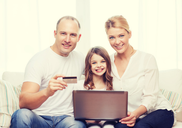 Eltern und Mädchen mit Laptop und Kreditkarte - Foto, Bild
