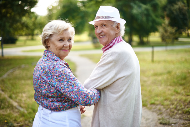 boldog nyugdíjas pár a parkban - Fotó, kép