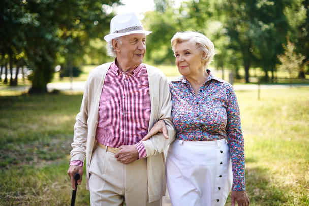 Seniorenpaar in schicker Lässigkeit - Foto, Bild