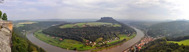 Luftaufnahme der Elbe in der Sächsischen Schweiz, Deutschland - Foto, Bild