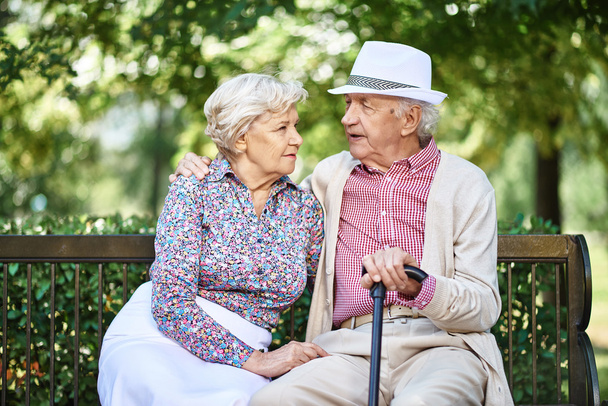 Couple âgé assis sur le banc dans le parc - Photo, image
