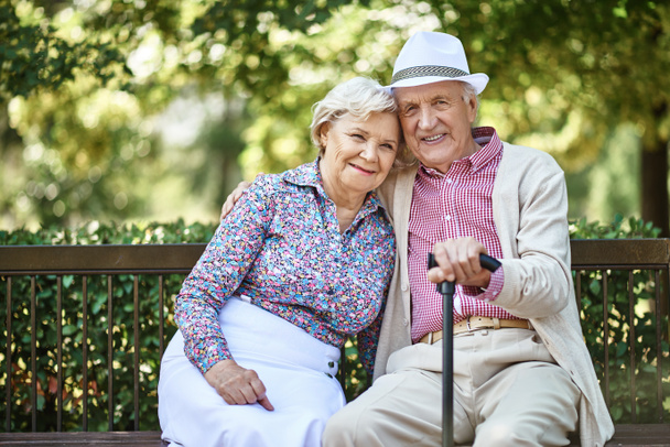 Seniorenpaar sitzt auf Bank - Foto, Bild