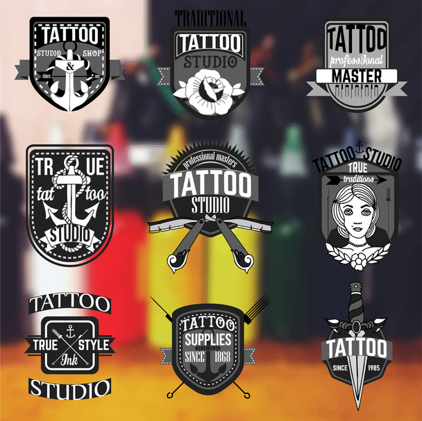 Set di loghi e distintivi per tatuaggio vettoriale
 - Vettoriali, immagini