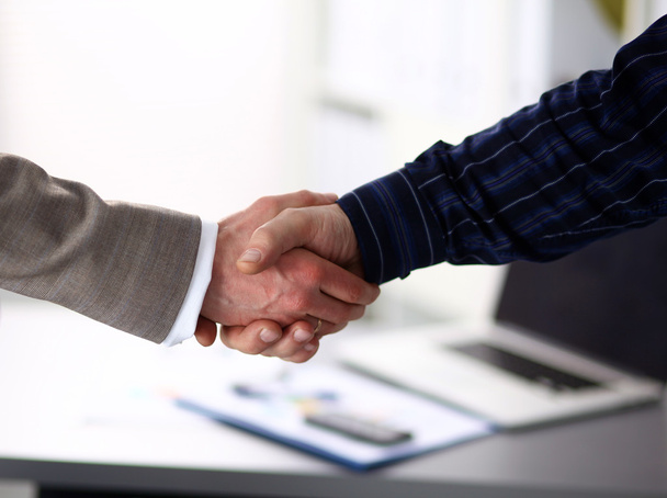 Empresários apertando as mãos, terminando uma reunião - Foto, Imagem