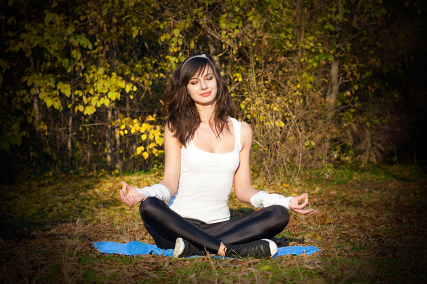 Meditación de yoga
 - Foto, Imagen