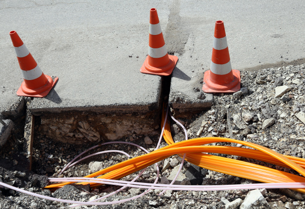 Construção de estradas com tubos para colocação de fibra óptica
 - Foto, Imagem