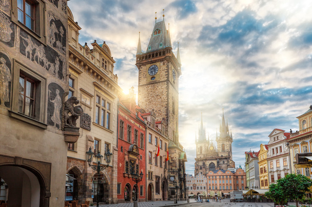 Ανατολή του ηλίου στην πλατεία της παλιάς πόλης Πράγα - Φωτογραφία, εικόνα