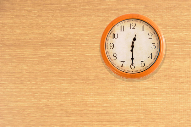 Reloj mostrando 12: 30 en punto en una pared de madera
 - Foto, imagen