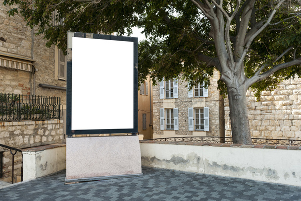 Вертикальный рекламный щит в месте под деревом
 - Фото, изображение
