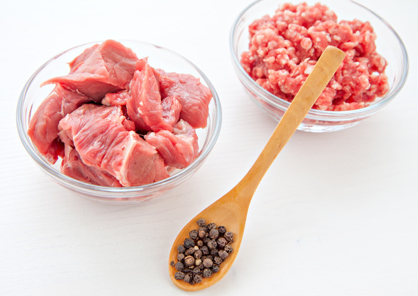 alimenti crudi non coccolati a base di carne isolati su fondo bianco
 - Foto, immagini