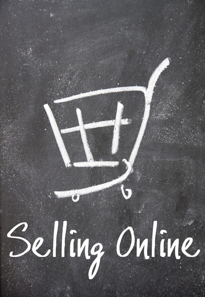 verkopen online tekst en winkelwagen op blackboard - Foto, afbeelding