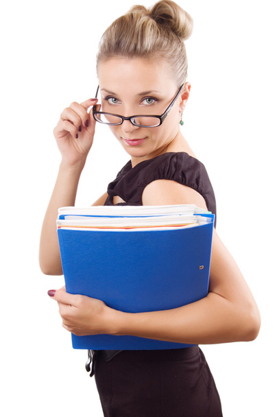 Frau blickt mit Papieren durch die Brille - Foto, Bild