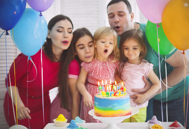 Perheen muotokuva juhlii pienen tyttärensä syntymäpäivää
 - Valokuva, kuva