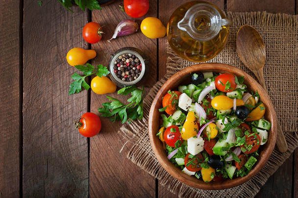 Görög saláta friss zöldségekkel - Fotó, kép