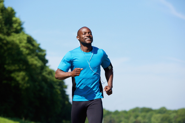 Aktiver afrikanisch-amerikanischer Mann läuft - Foto, Bild