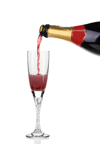 Красное шампанское, налитое в бокал
.  - Фото, изображение
