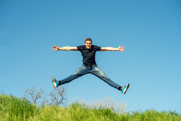 Gelukkig jonge man springen  - Foto, afbeelding