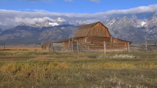 barn with the Grand Tetons - Video, Çekim