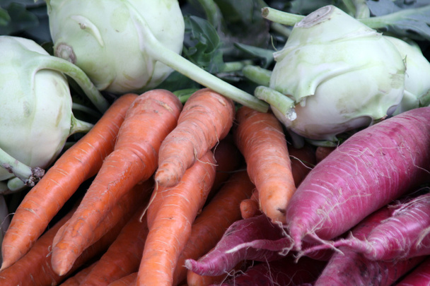 nemi e carote a vendita al mercato - Fotó, kép