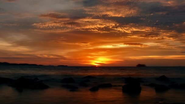 dramatischer Sonnenuntergang über dem Meer - Filmmaterial, Video