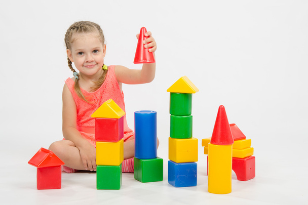 four-year child is having fun playing with blocks - Foto, imagen