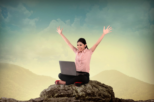 Γυναίκα των επιχειρήσεων χρησιμοποιώντας φορητό υπολογιστή στο βουνό - Φωτογραφία, εικόνα