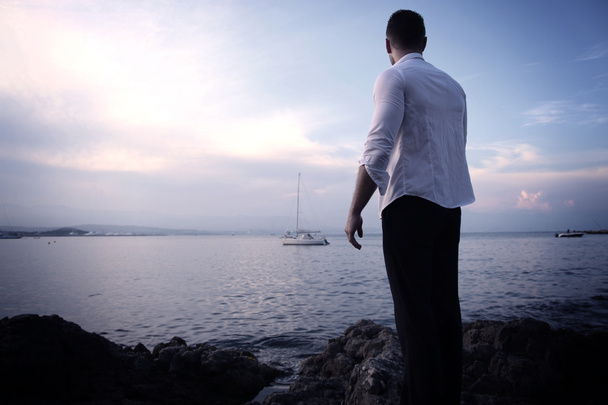 Jonge man tegenover de zee - Foto, afbeelding