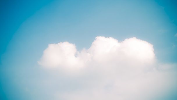fond bleu ciel avec nuages style vintage flou
 - Photo, image