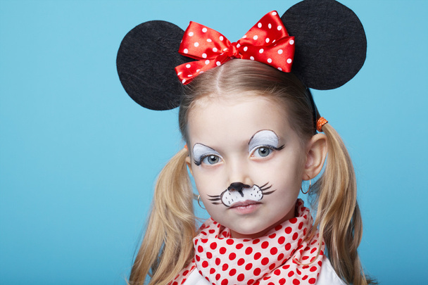 little girl with mouse mask - Φωτογραφία, εικόνα