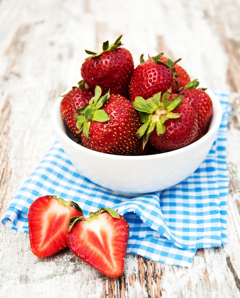 Bowl with strawberries - Фото, зображення