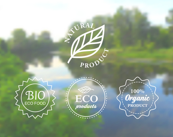Ensemble de badge écologique et étiquette sur fond de rivière flou abstrait
.  - Vecteur, image